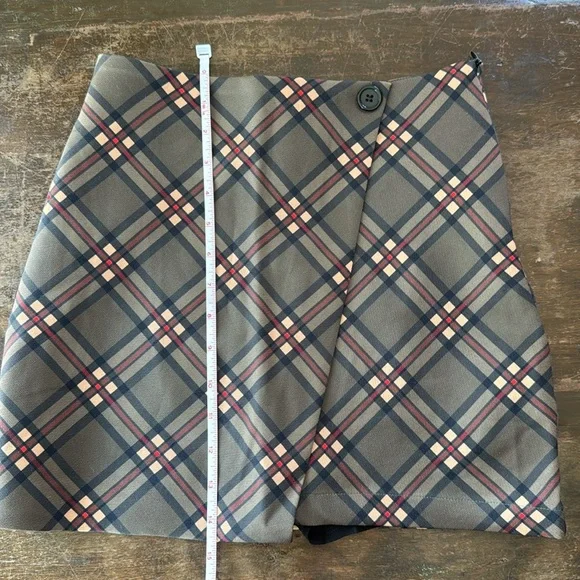 Stylish Mini Skirt in Black and Cream - Picture 8 of 9